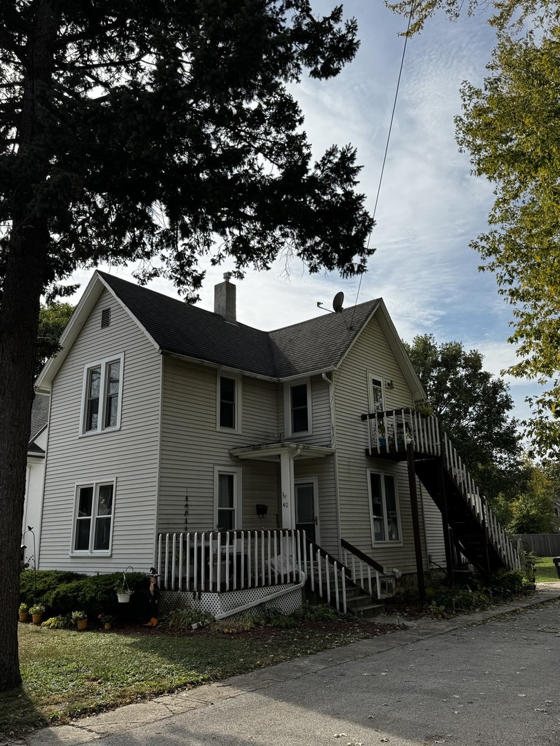 40 S WALKUP Avenue, Crystal Lake, IL 60014