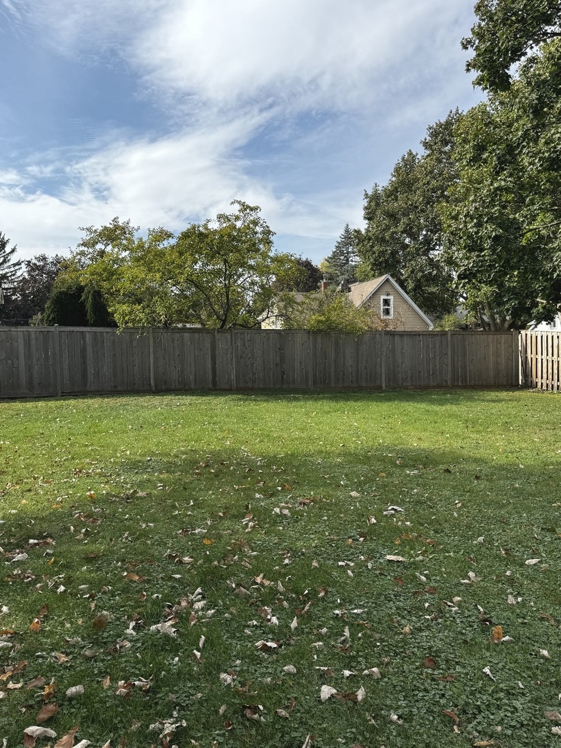40 S WALKUP Avenue, Crystal Lake, IL 60014