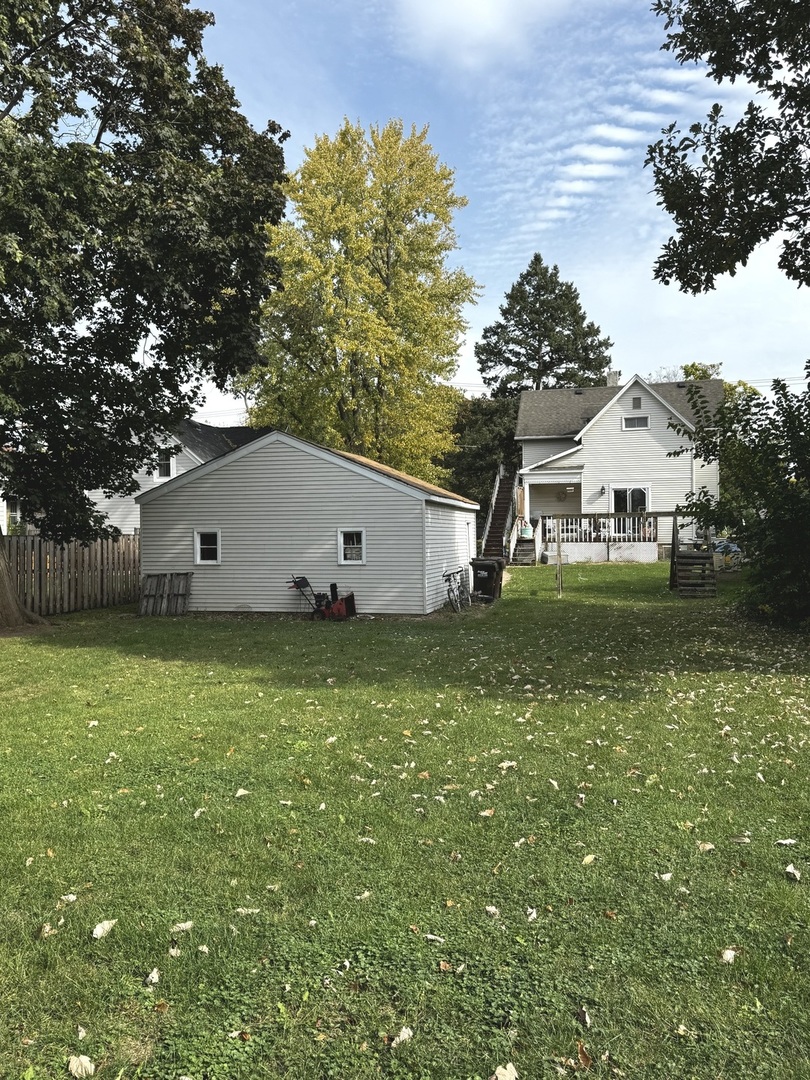 40 S WALKUP Avenue, Crystal Lake, IL 60014