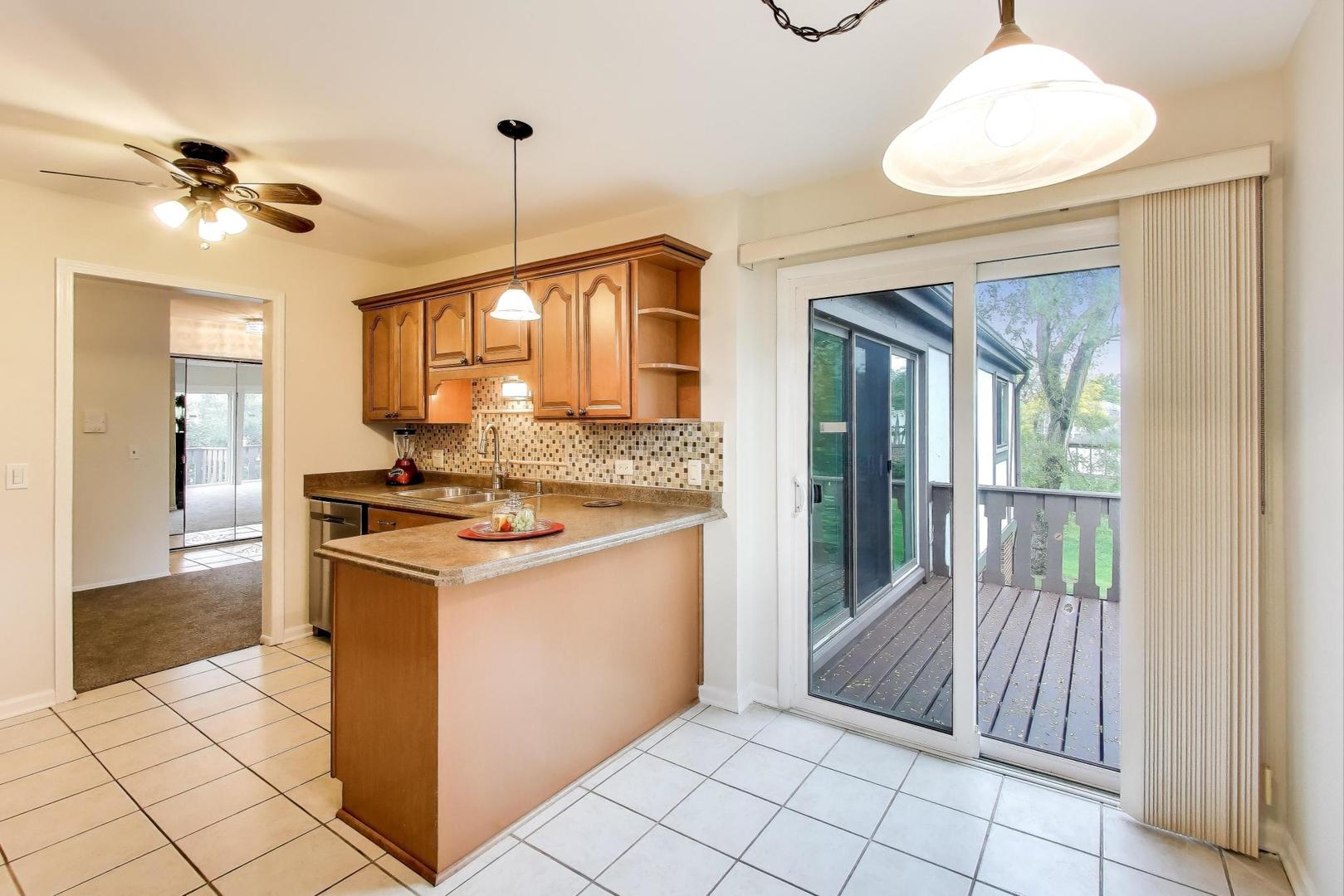 321 Woodbury Court #D2, Schaumburg, IL 60193