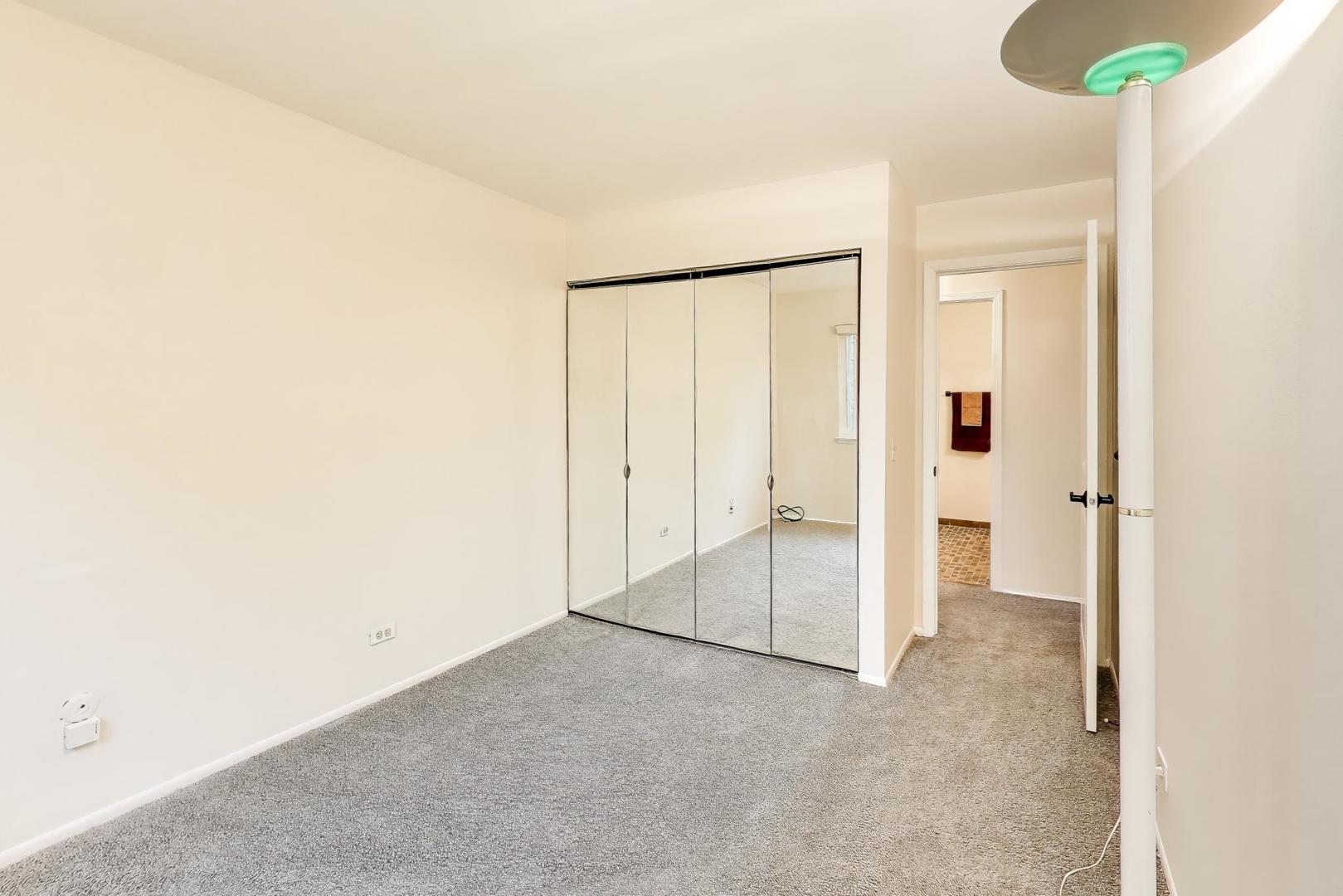 321 Woodbury Court #D2, Schaumburg, IL 60193