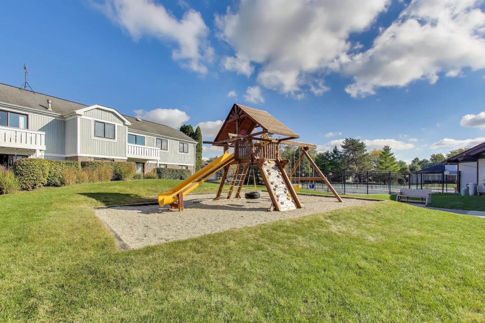 321 Woodbury Court #D2, Schaumburg, IL 60193