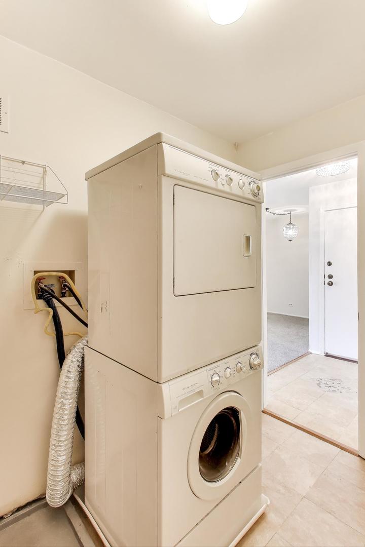 321 Woodbury Court #D2, Schaumburg, IL 60193