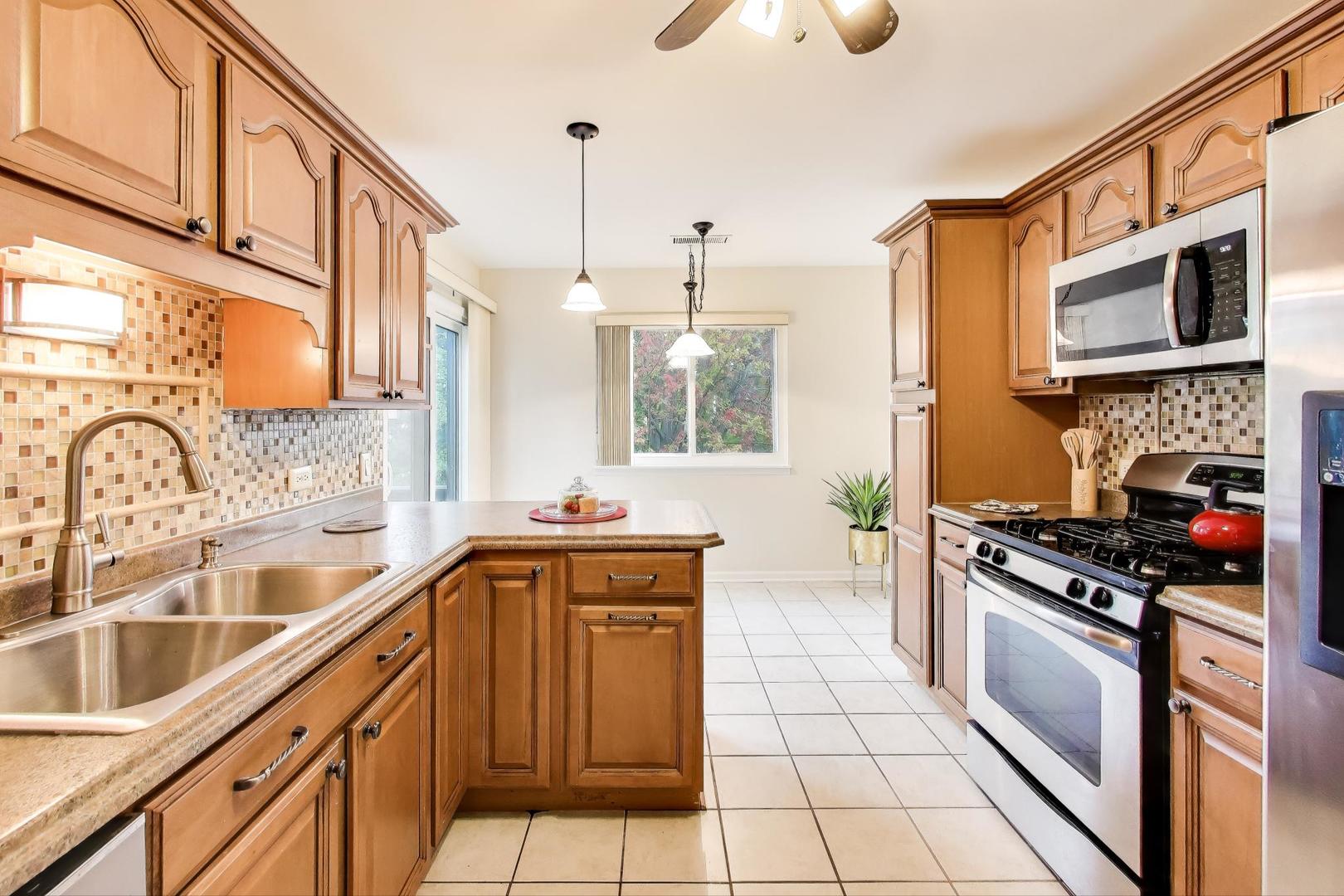 321 Woodbury Court #D2, Schaumburg, IL 60193