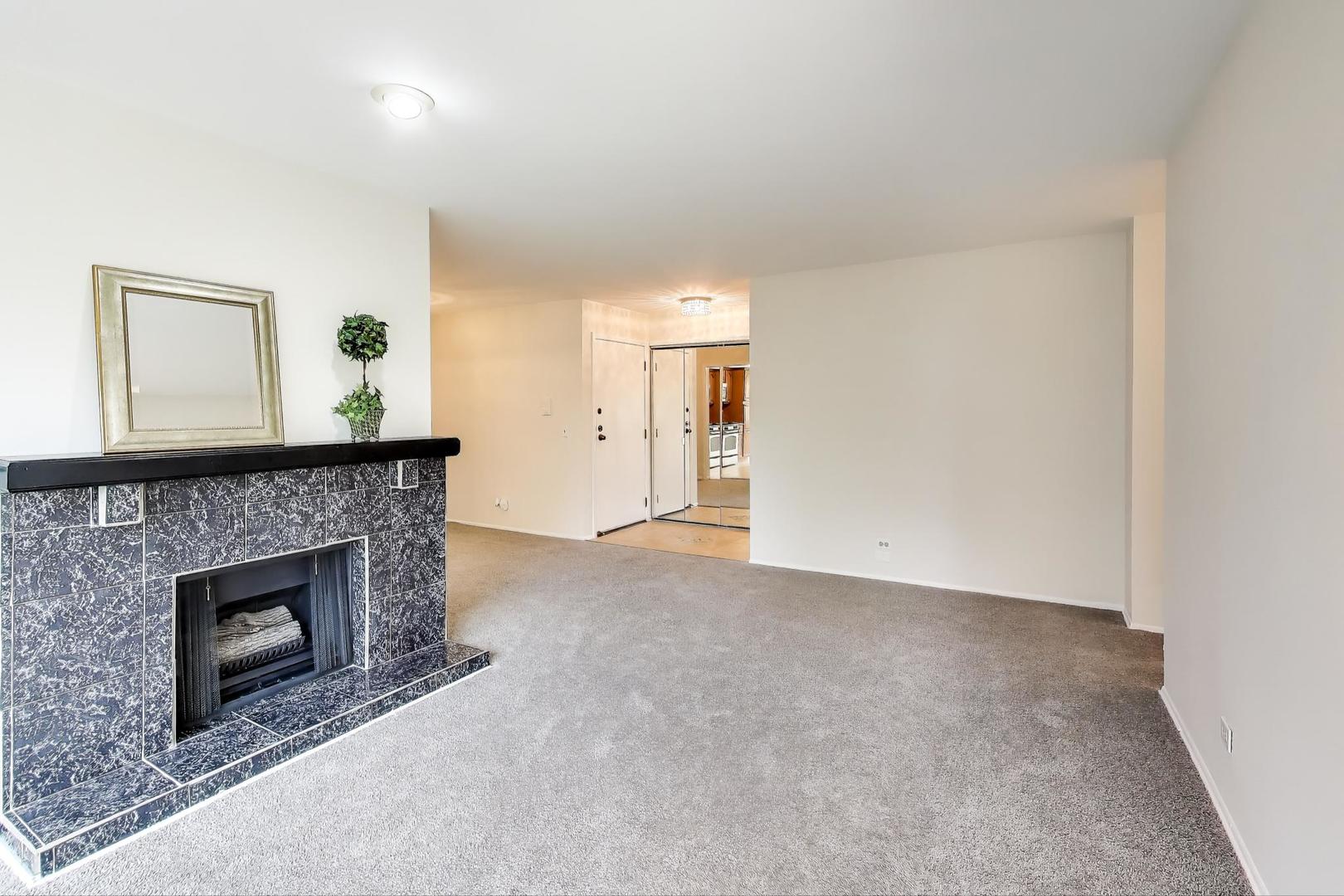 321 Woodbury Court #D2, Schaumburg, IL 60193