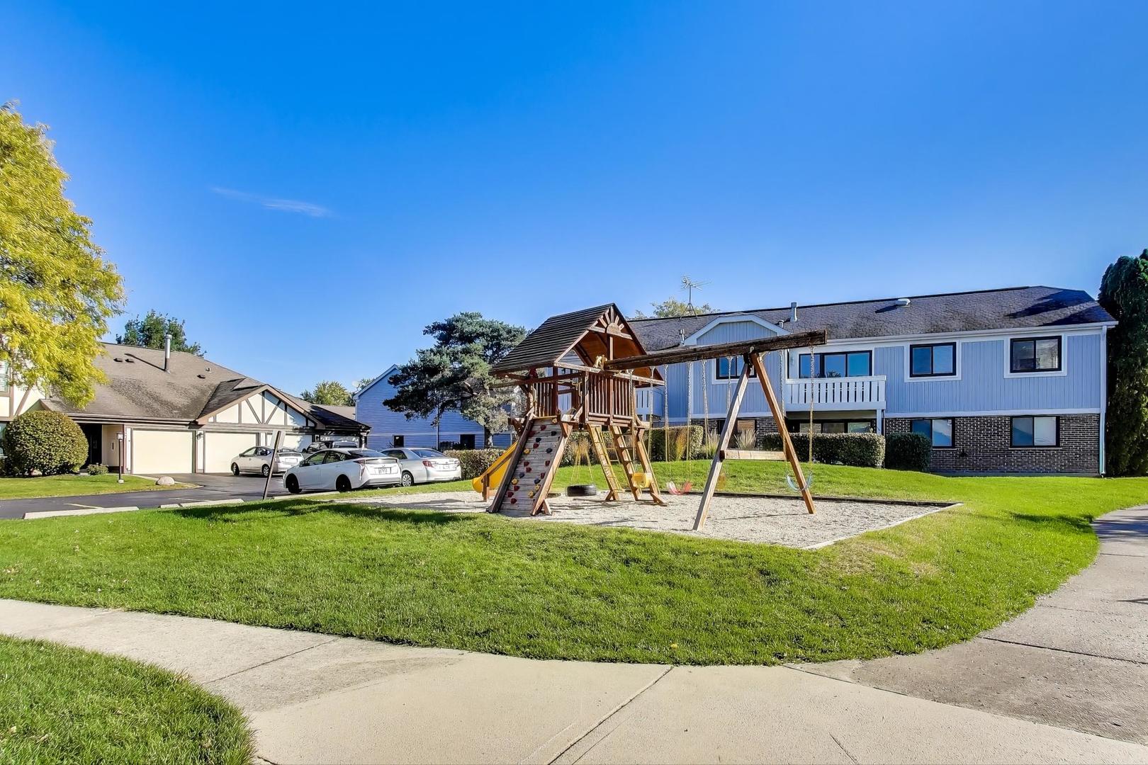 321 Woodbury Court #D2, Schaumburg, IL 60193