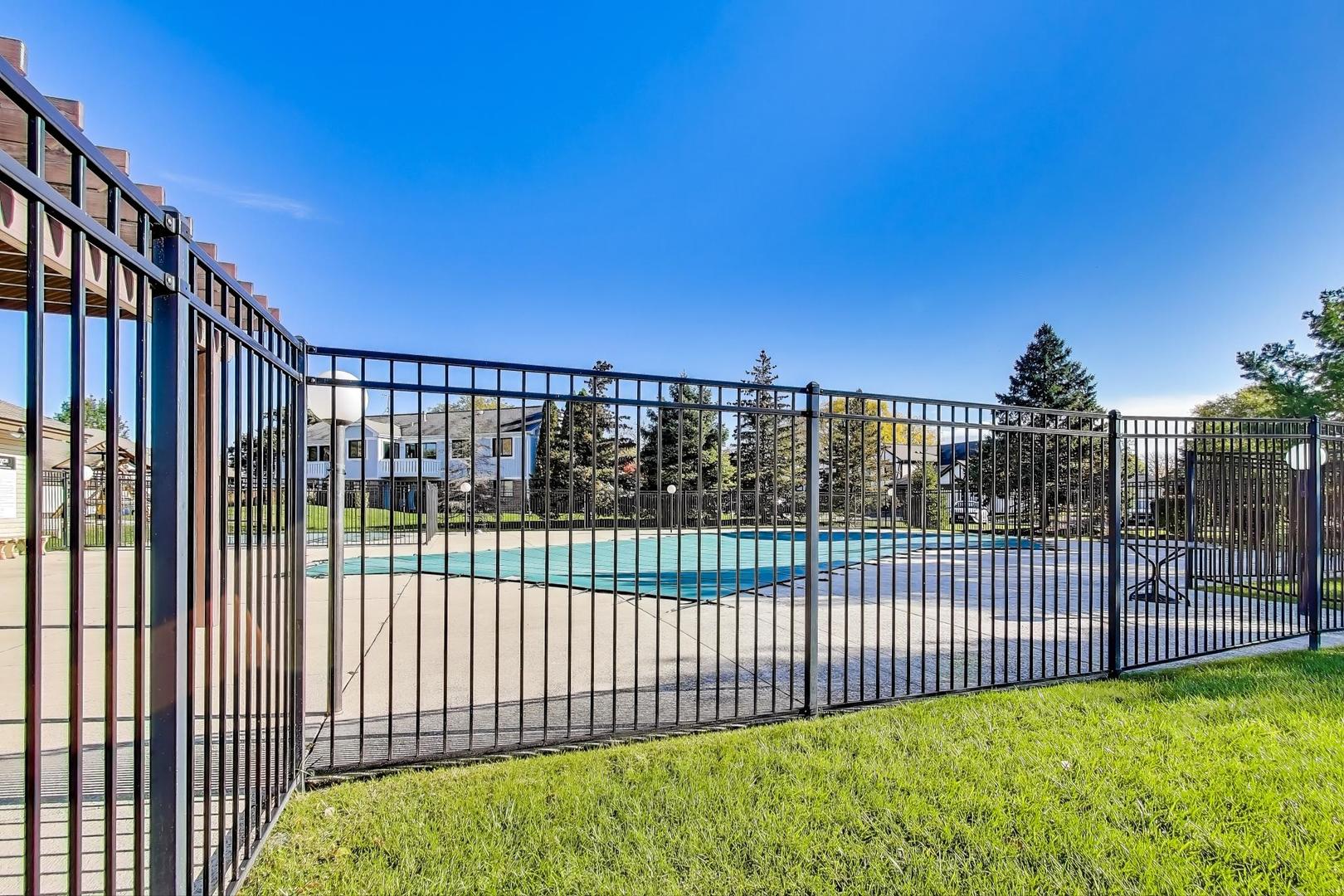 321 Woodbury Court #D2, Schaumburg, IL 60193