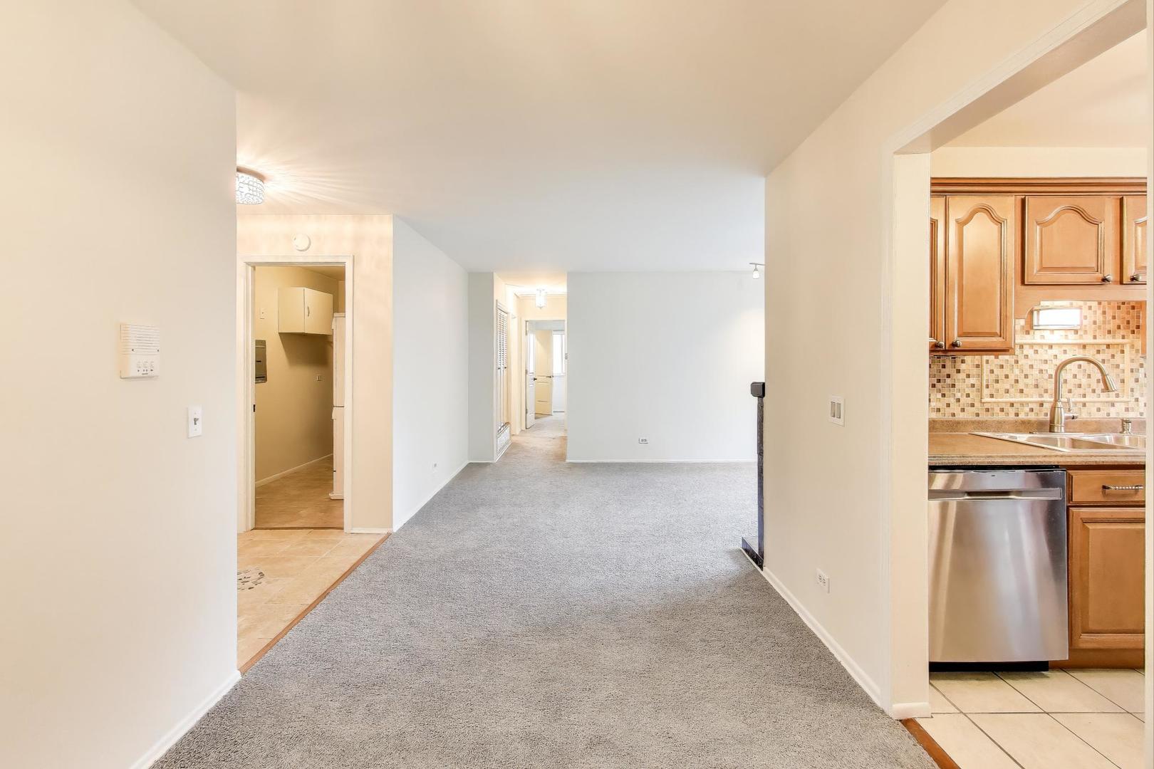 321 Woodbury Court #D2, Schaumburg, IL 60193