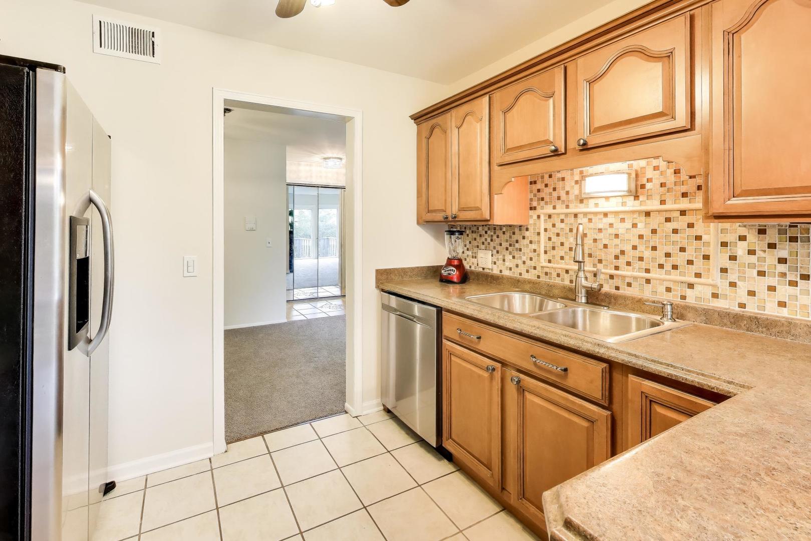 321 Woodbury Court #D2, Schaumburg, IL 60193