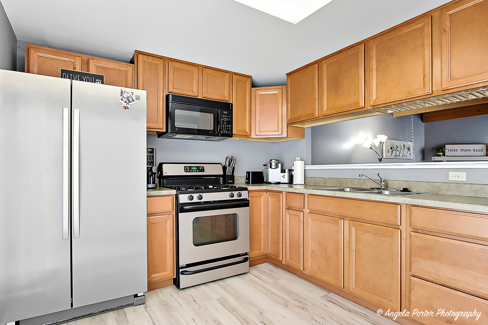 512 MEADOW HILL Lane, Round Lake Beach, IL 60073