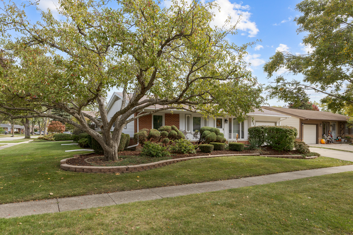 851 Crest Avenue, Elk Grove Village, IL 60007