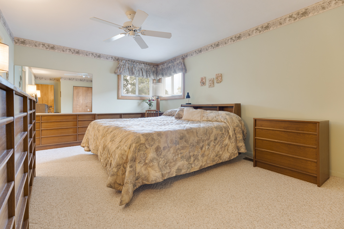 851 Crest Avenue, Elk Grove Village, IL 60007