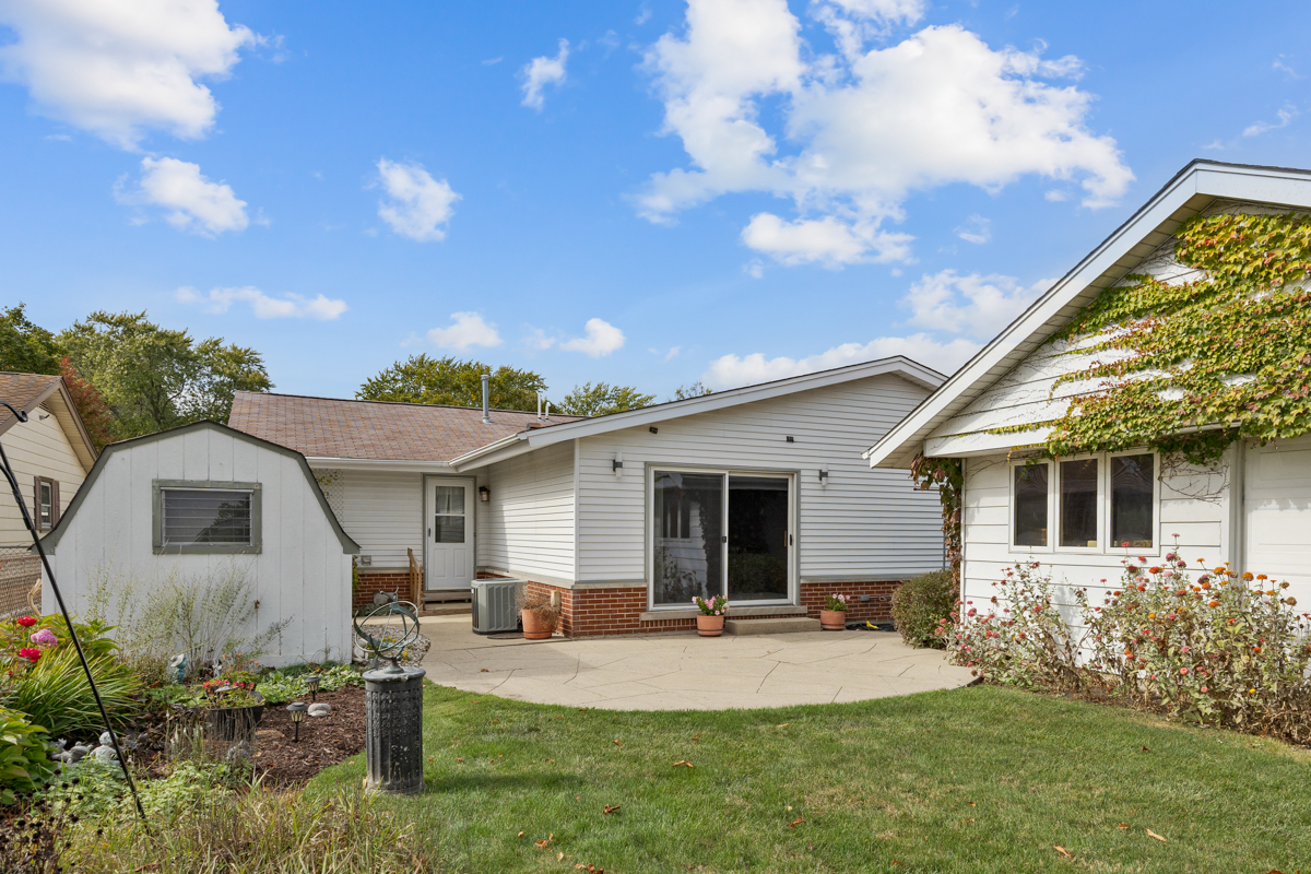 851 Crest Avenue, Elk Grove Village, IL 60007
