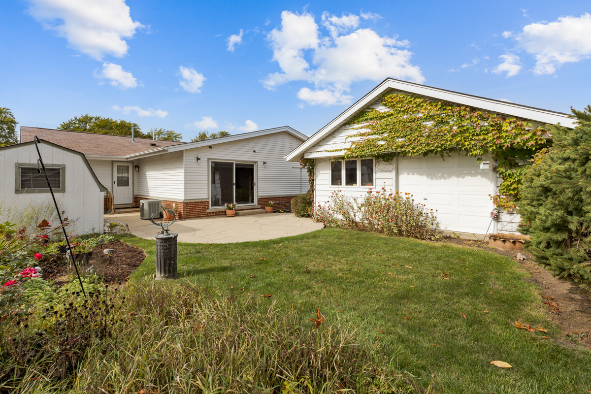 851 Crest Avenue, Elk Grove Village, IL 60007