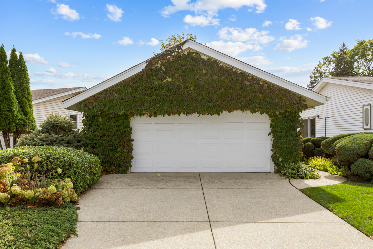 851 Crest Avenue, Elk Grove Village, IL 60007
