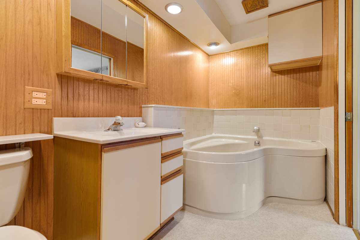 851 Crest Avenue, Elk Grove Village, IL 60007