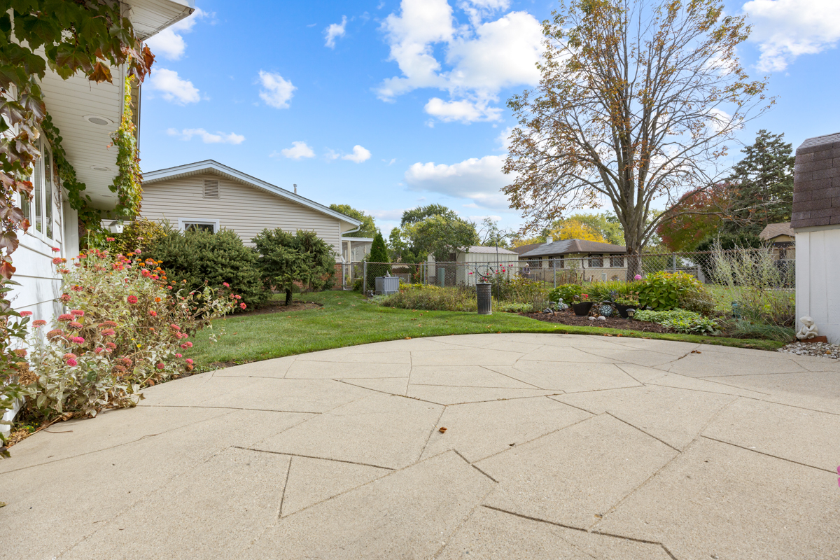 851 Crest Avenue, Elk Grove Village, IL 60007