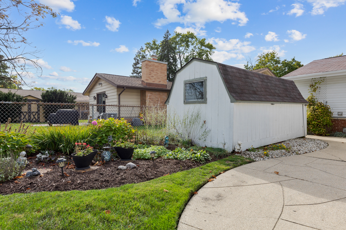 851 Crest Avenue, Elk Grove Village, IL 60007