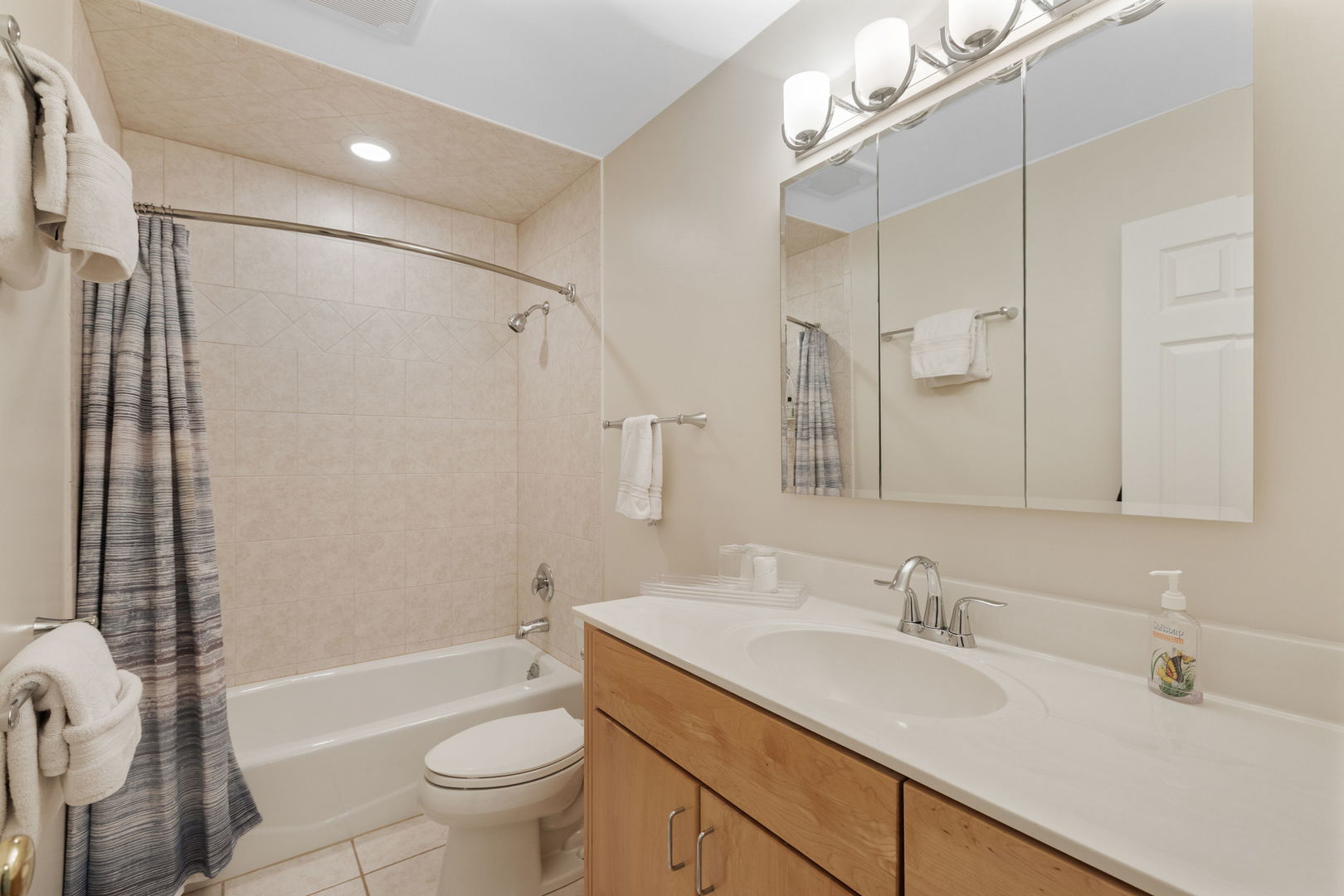 1272 Sandhurst Drive, Buffalo Grove, IL 60089