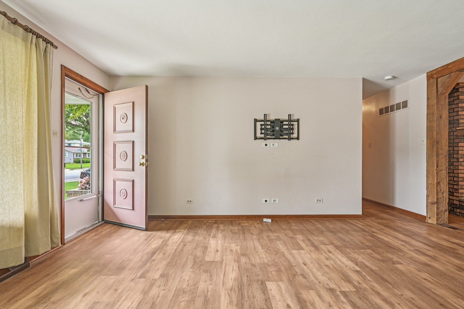 698 Hiawatha Drive, Elgin, IL 60120