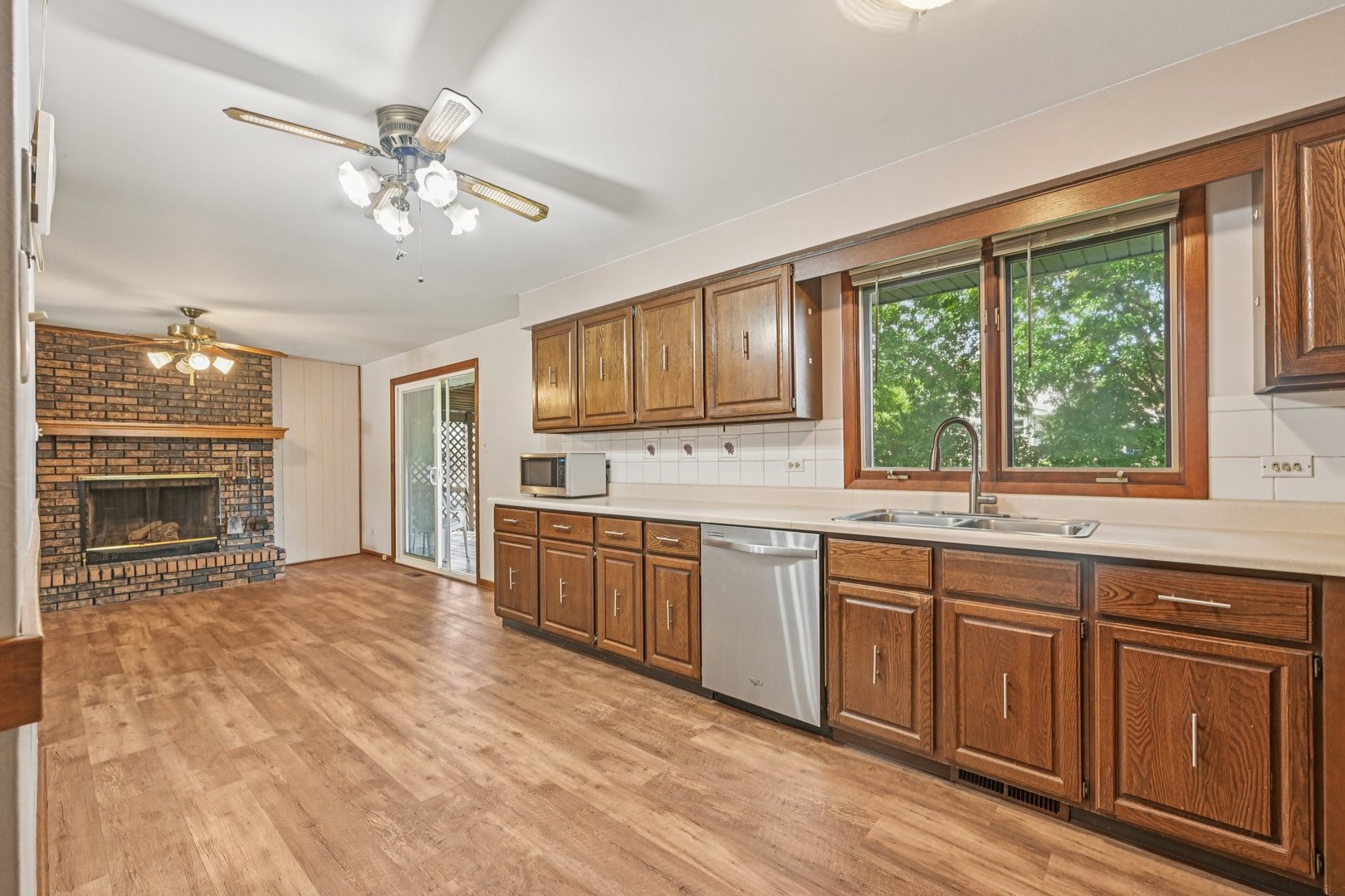 698 Hiawatha Drive, Elgin, IL 60120