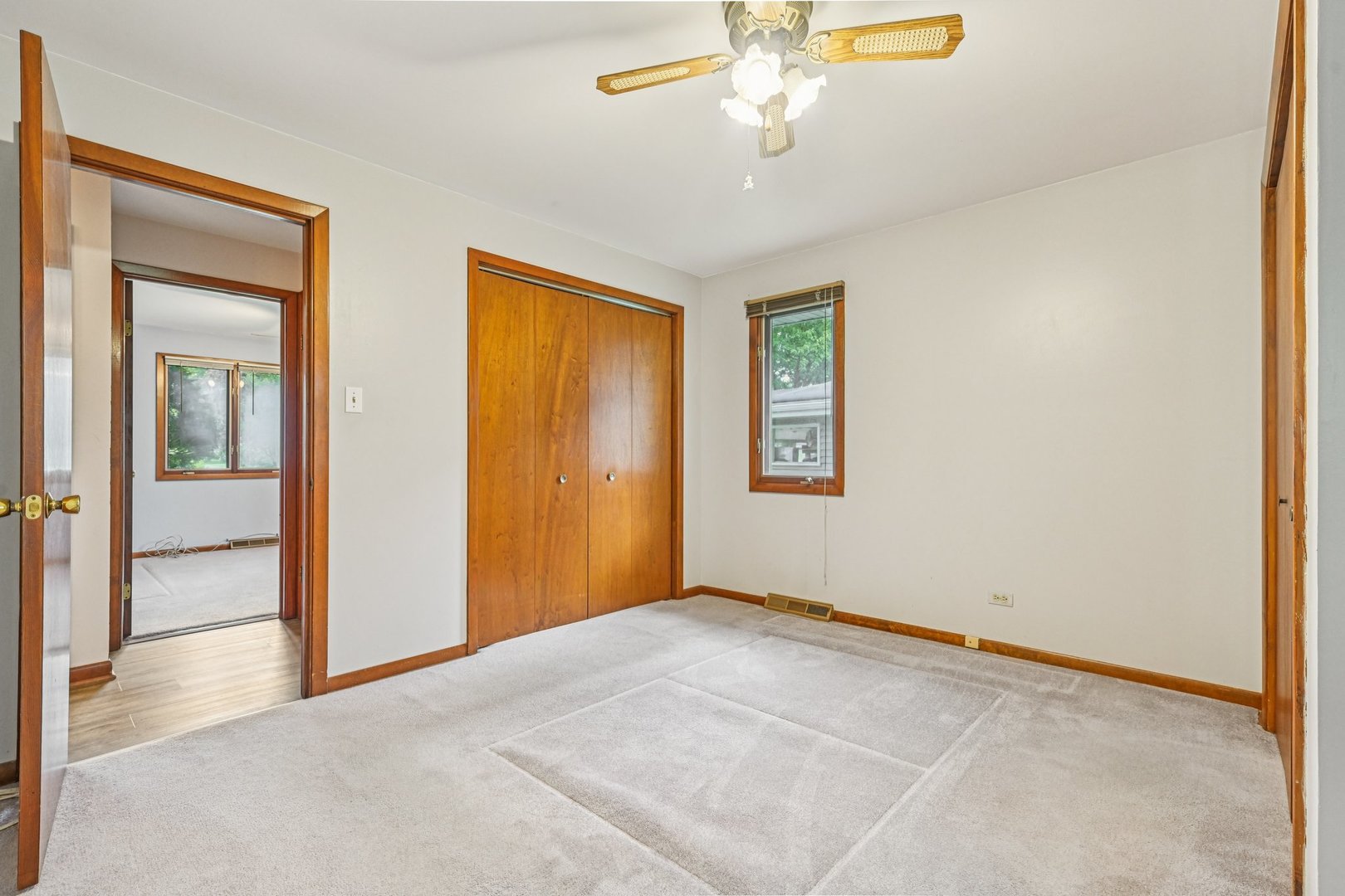 698 Hiawatha Drive, Elgin, IL 60120