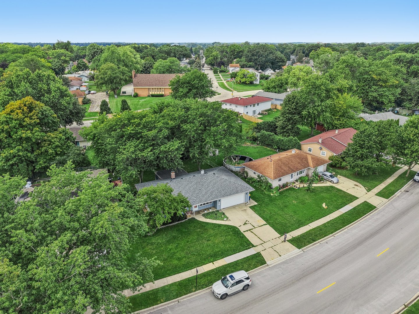 698 Hiawatha Drive, Elgin, IL 60120