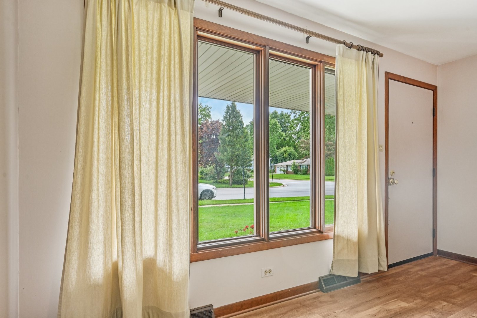 698 Hiawatha Drive, Elgin, IL 60120