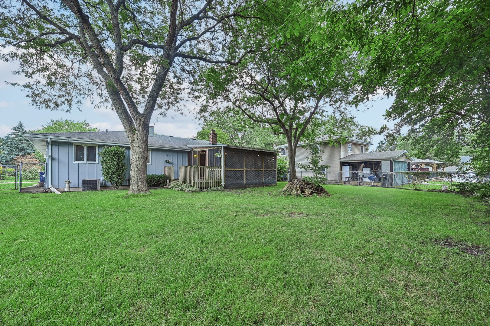 698 Hiawatha Drive, Elgin, IL 60120