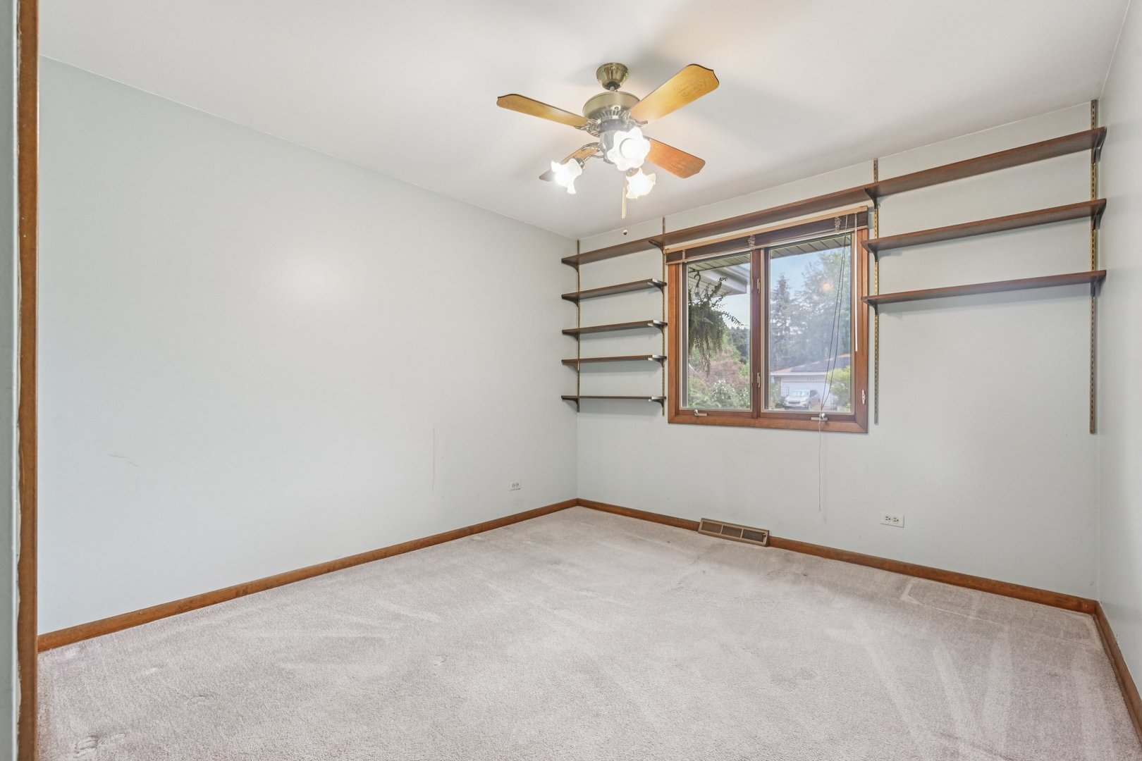 698 Hiawatha Drive, Elgin, IL 60120