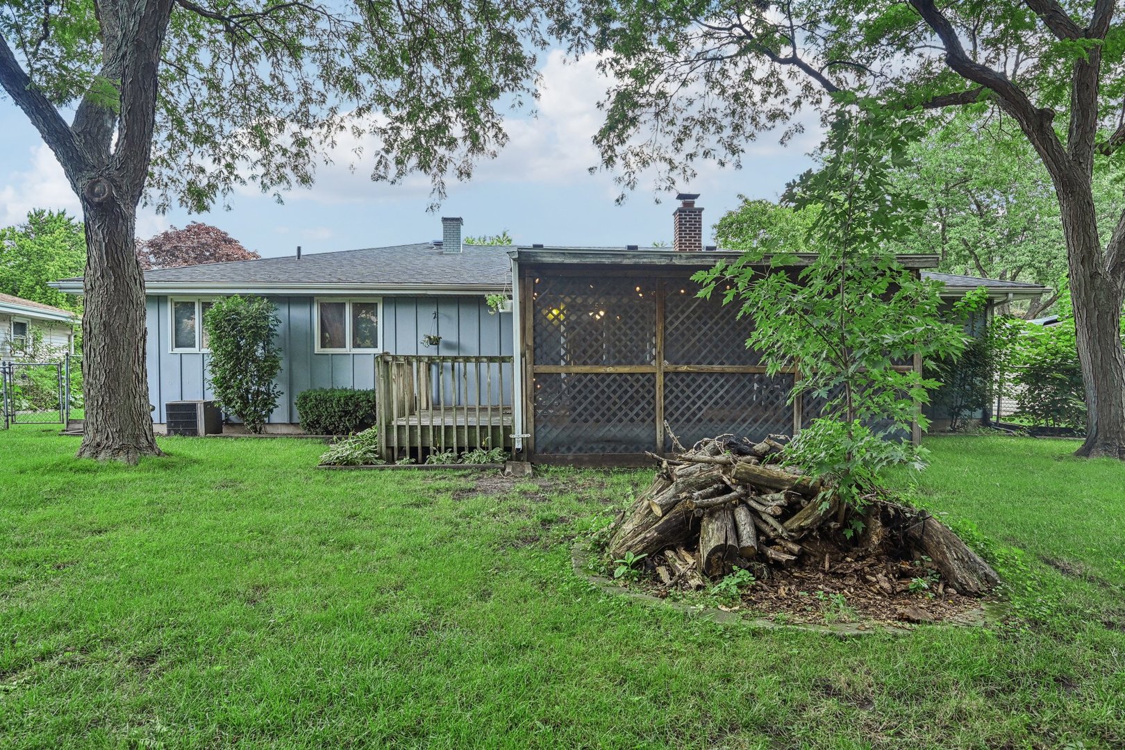 698 Hiawatha Drive, Elgin, IL 60120