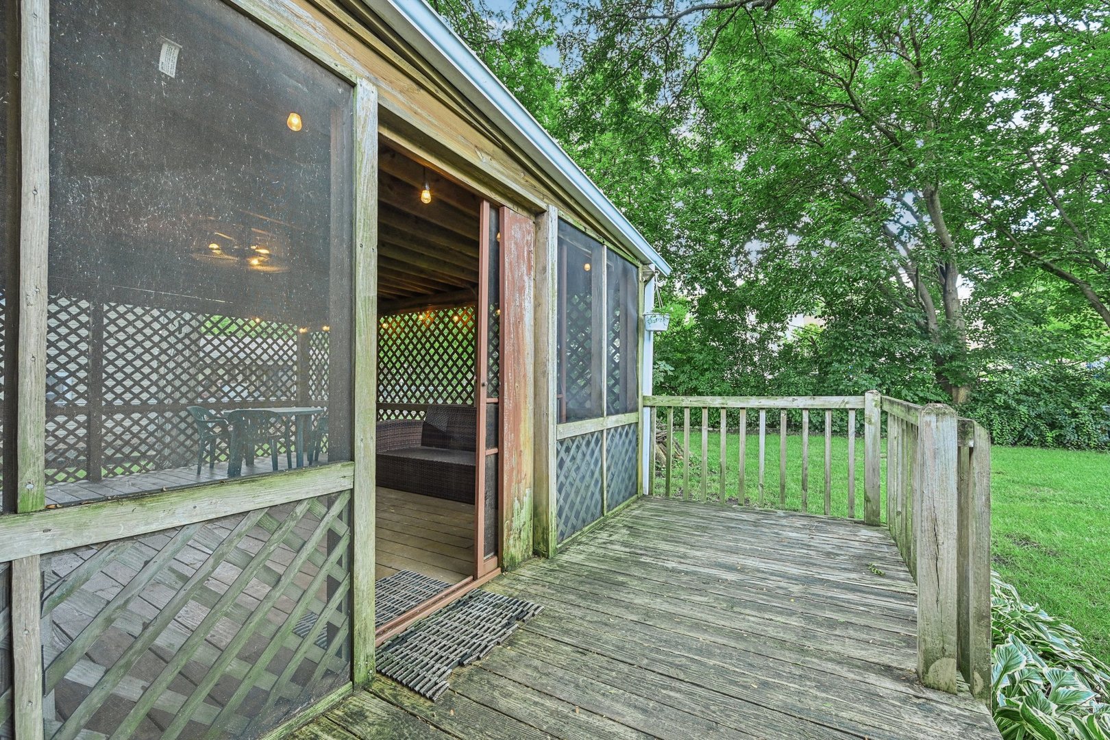 698 Hiawatha Drive, Elgin, IL 60120