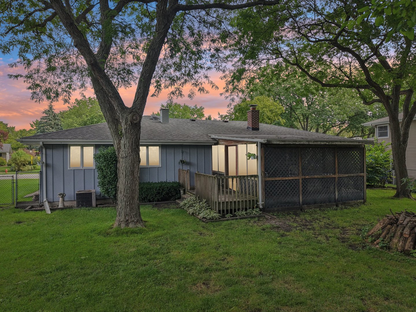 698 Hiawatha Drive, Elgin, IL 60120