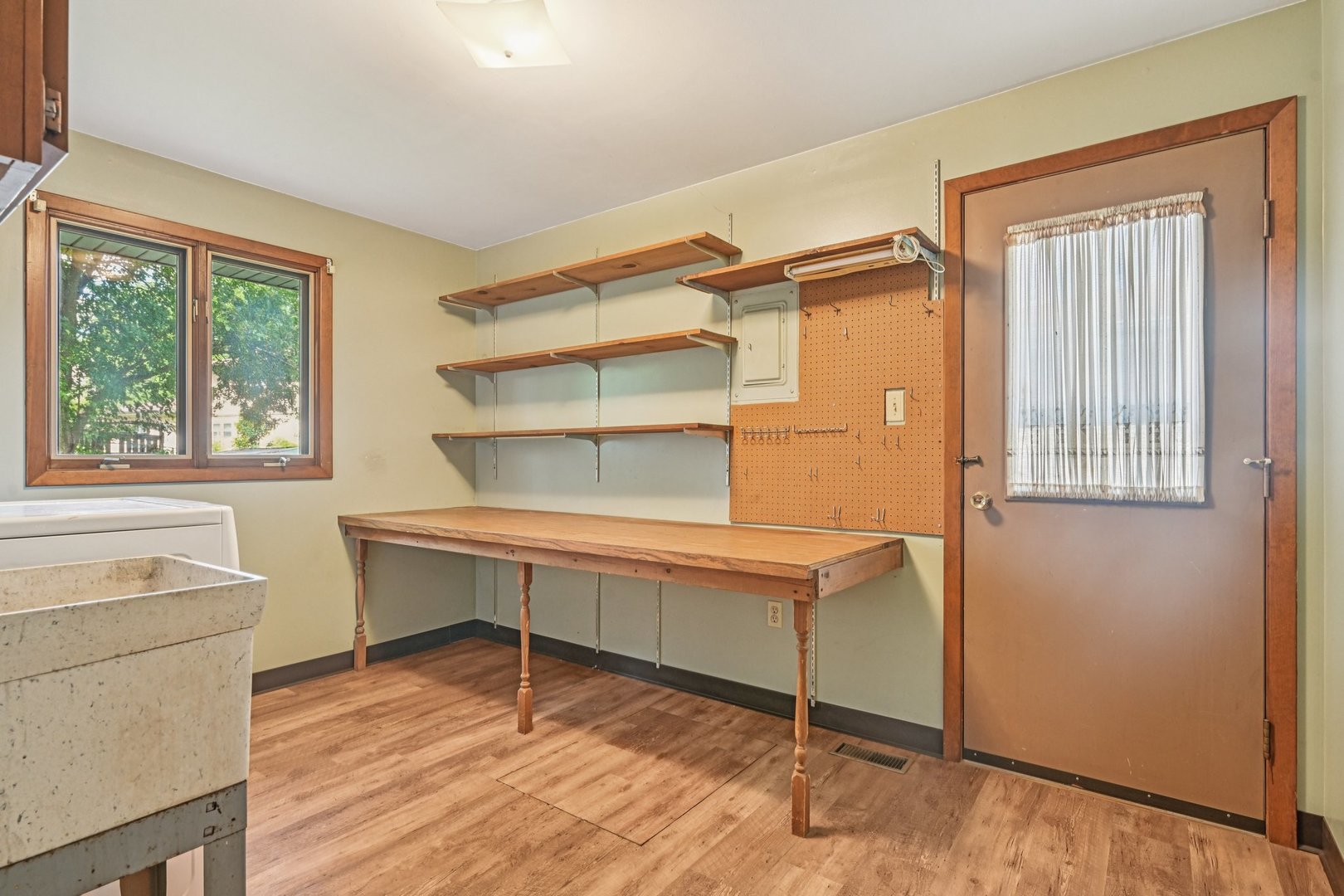 698 Hiawatha Drive, Elgin, IL 60120