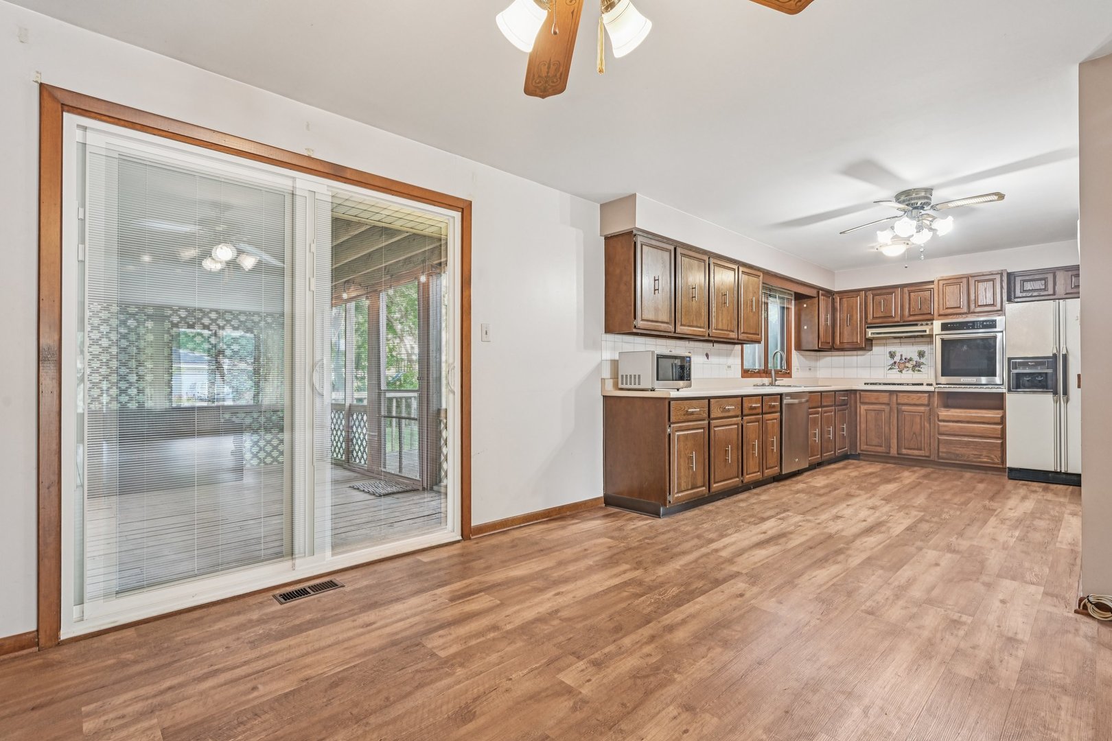 698 Hiawatha Drive, Elgin, IL 60120