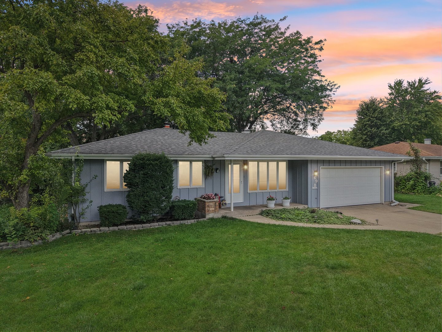 698 Hiawatha Drive, Elgin, IL 60120