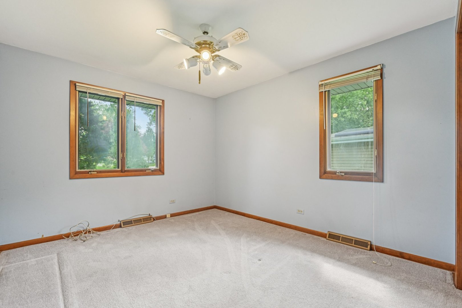 698 Hiawatha Drive, Elgin, IL 60120