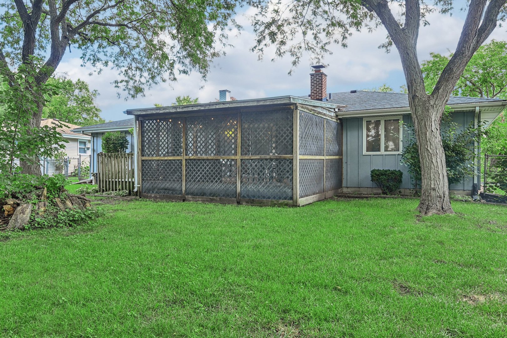 698 Hiawatha Drive, Elgin, IL 60120