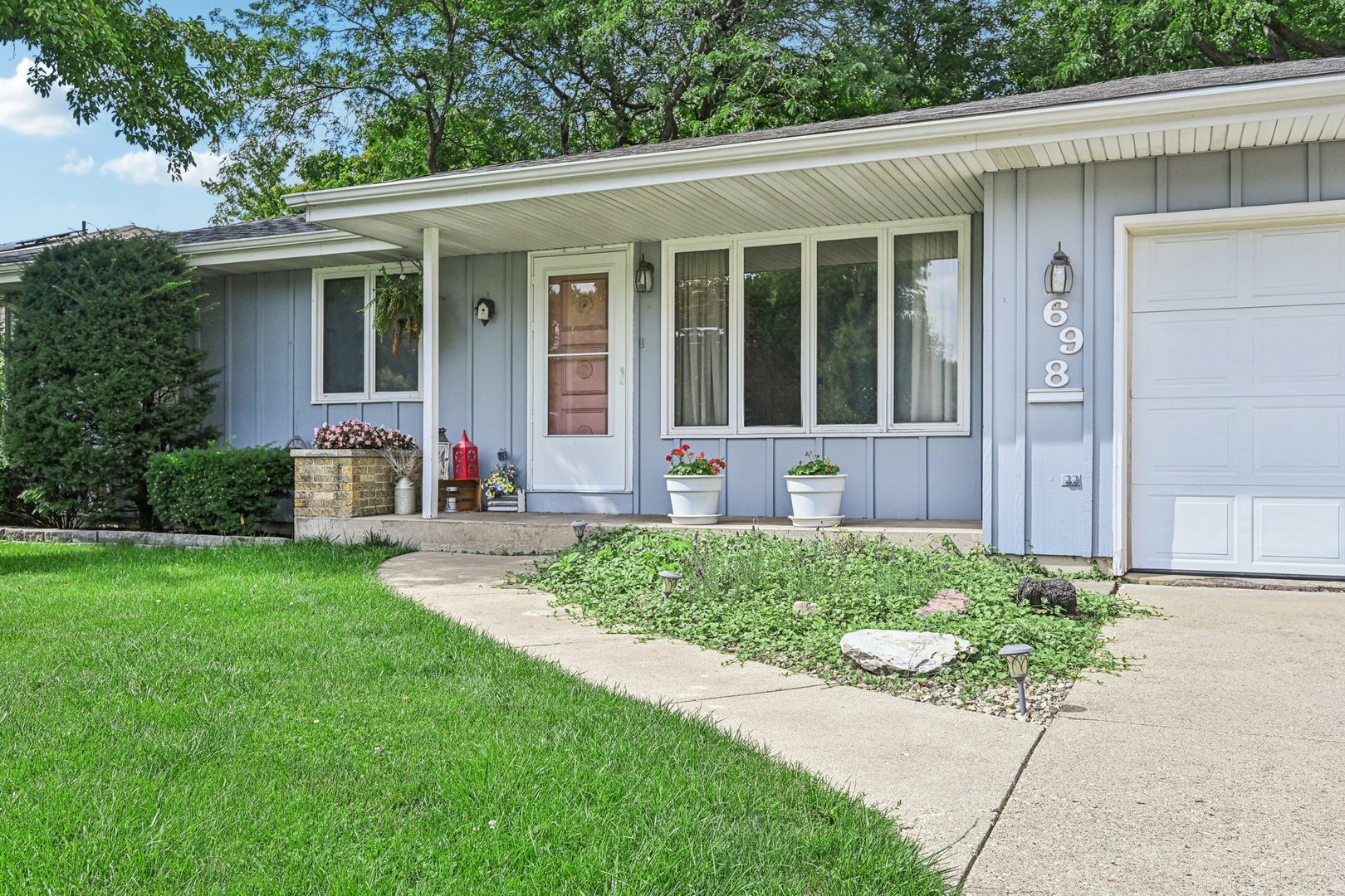 698 Hiawatha Drive, Elgin, IL 60120