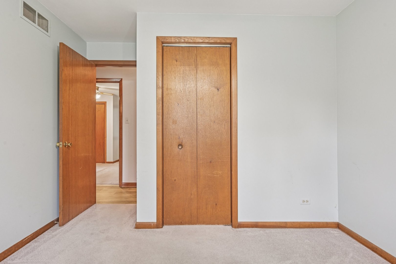 698 Hiawatha Drive, Elgin, IL 60120