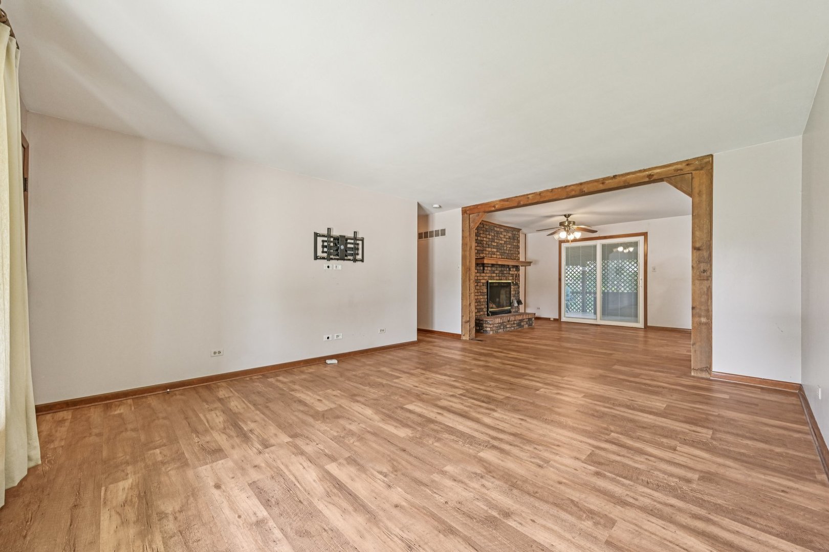 698 Hiawatha Drive, Elgin, IL 60120