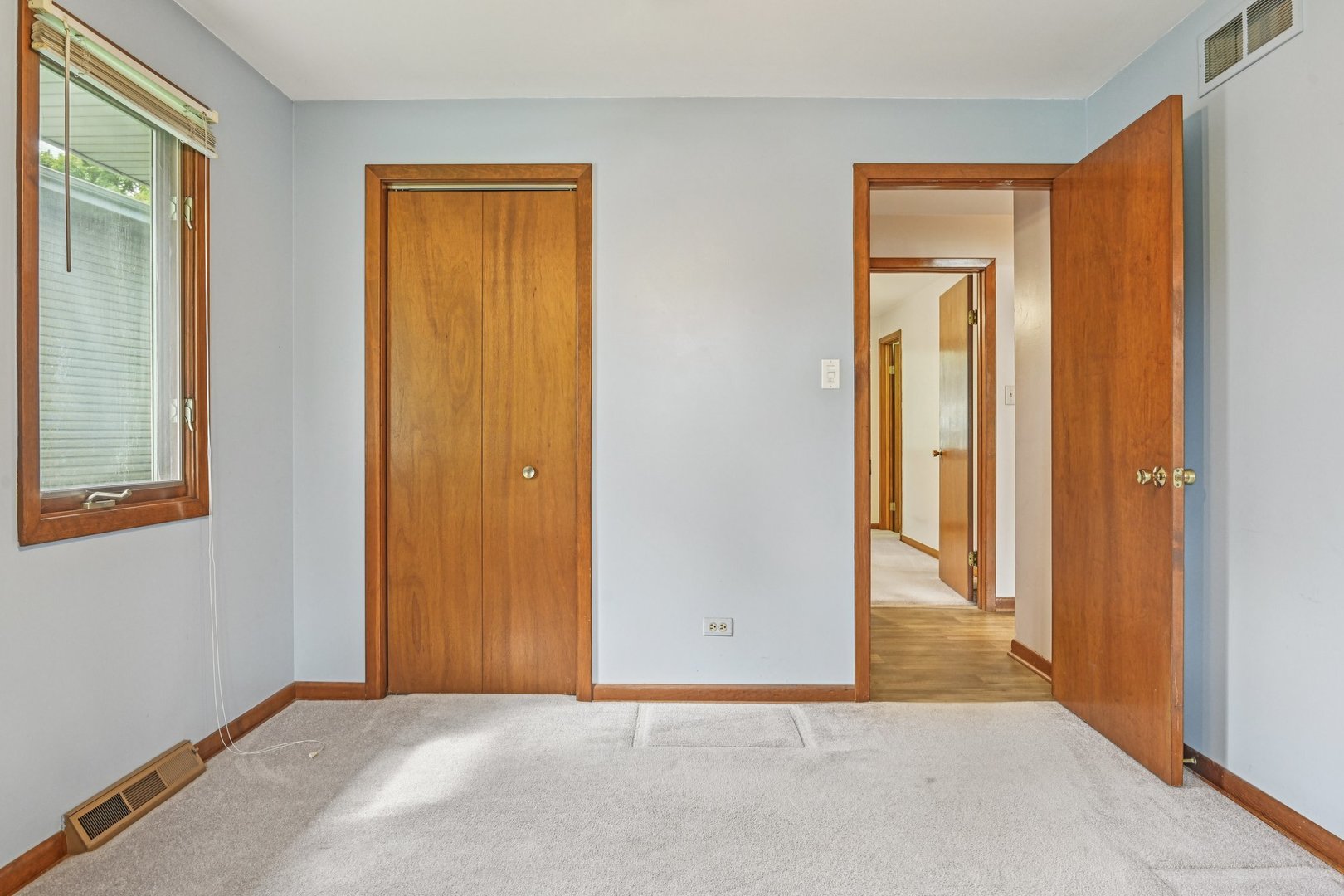 698 Hiawatha Drive, Elgin, IL 60120