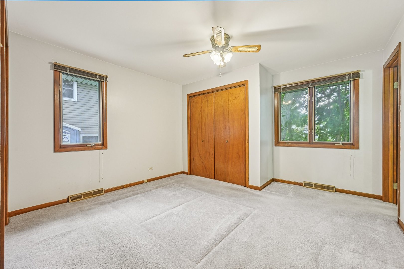 698 Hiawatha Drive, Elgin, IL 60120