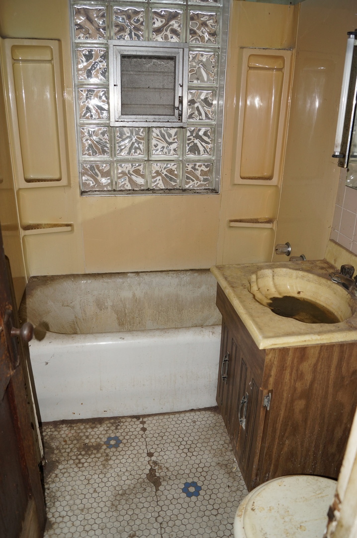 2632 N Marmora Avenue, Chicago, IL 60639