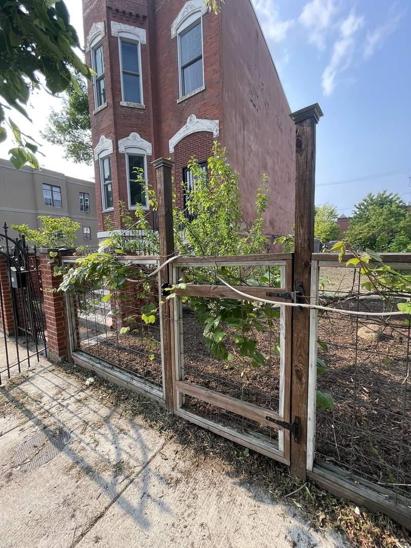 2058 W Washington Boulevard, Chicago, IL 60612