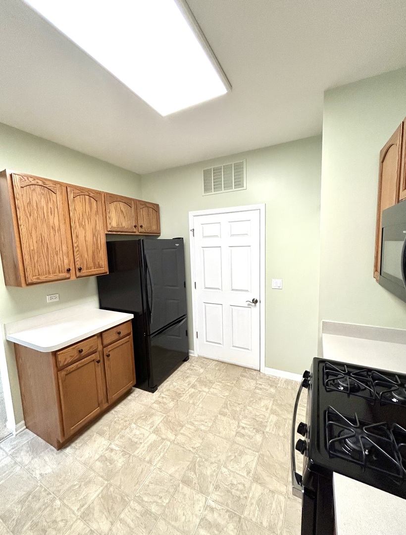 21253 Legion Lake Court, Crest Hill, IL 60403