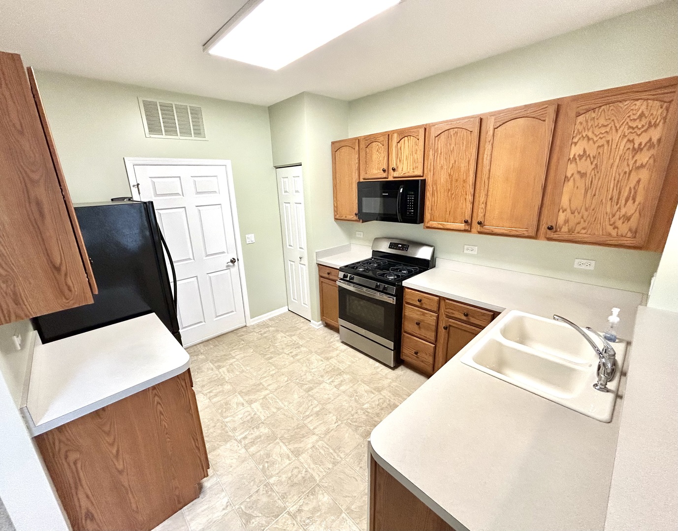 21253 Legion Lake Court, Crest Hill, IL 60403