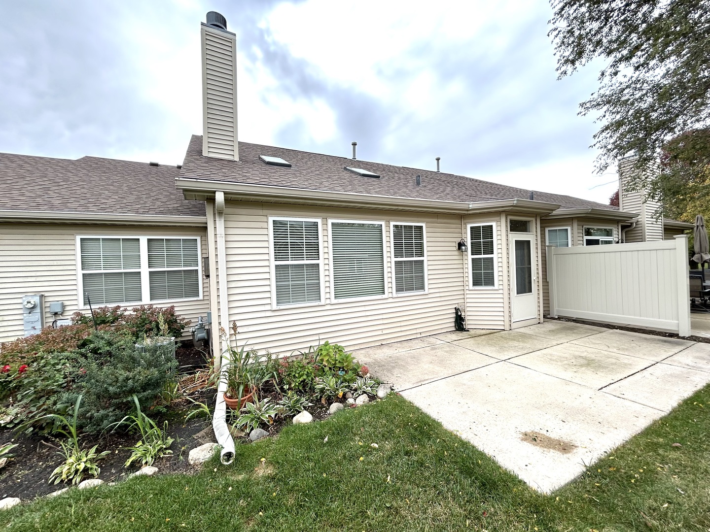 21253 Legion Lake Court, Crest Hill, IL 60403