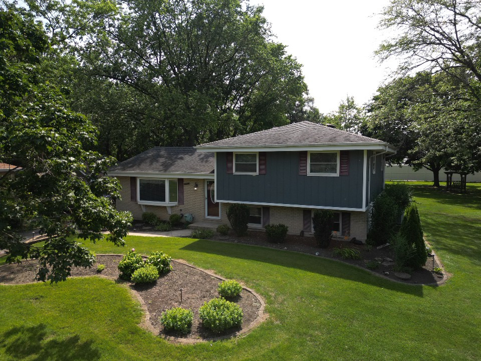 5S300 Tuthill Road, Naperville, IL 60563