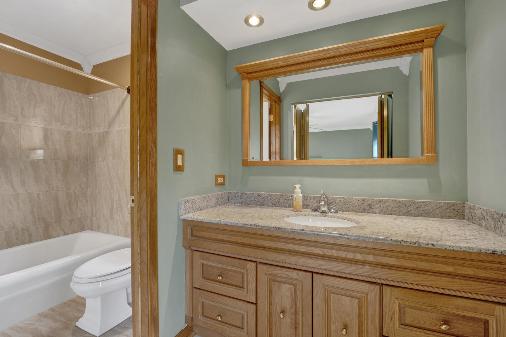 823 N Harrow Court, Addison, IL 60101